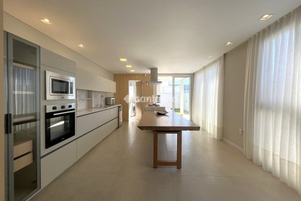 Casa à venda com 137m², 3 quartos, 1 suíte, 2 vagas no bairro Campeche em Florianópolis