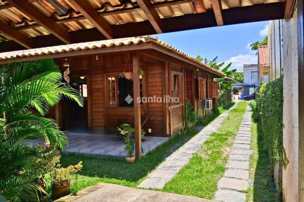 Casa à venda com 81m², 2 quartos, 1 suíte, 2 vagas no bairro Campeche em Florianópolis