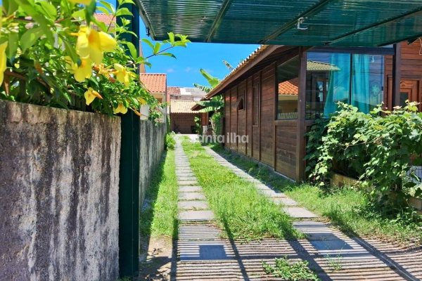 Casa à venda com 81m², 2 quartos, 1 suíte, 2 vagas no bairro Campeche em Florianópolis