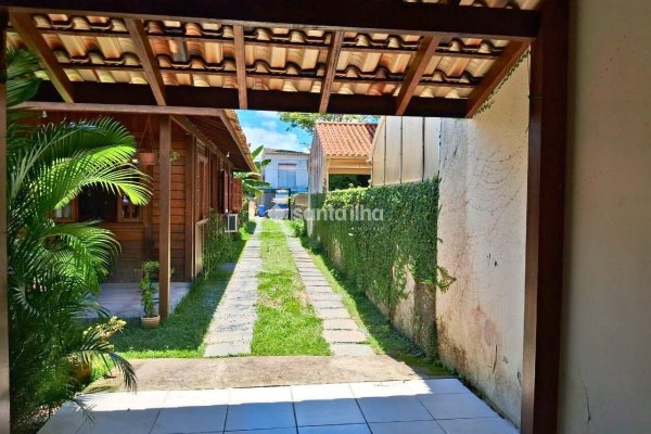 Casa à venda com 81m², 2 quartos, 1 suíte, 2 vagas no bairro Campeche em Florianópolis