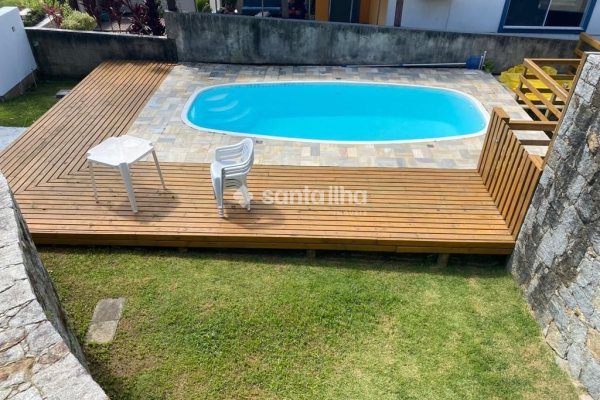 Casa à venda com 330m², 4 quartos, 1 suíte, 4 vagas no bairro Campeche em Florianópolis