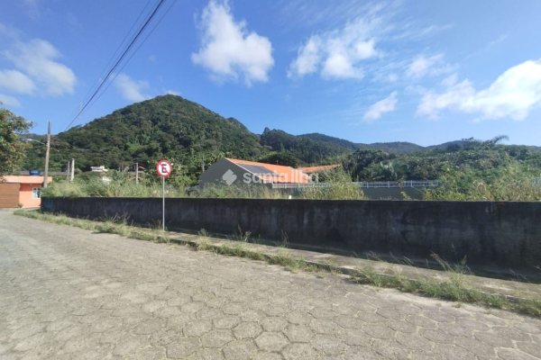 Terreno à venda com 640m², 1 vaga no bairro Pântano do Sul em Florianópolis
