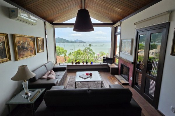 Casa à venda com 302m², 5 quartos, 2 suítes, 2 vagas no bairro Santo Antônio de Lisboa em Florianópolis