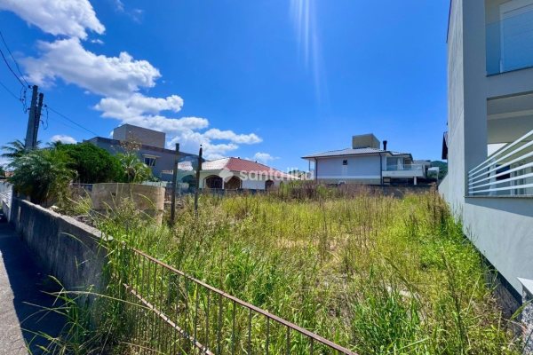 Terreno à venda com 375m² no bairro Campeche em Florianópolis