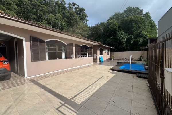 Casa à venda com 400m², 6 quartos, 1 suíte, 2 vagas no bairro Pântano do Sul em Florianópolis