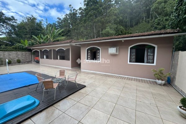 Casa à venda com 400m², 6 quartos, 1 suíte, 2 vagas no bairro Pântano do Sul em Florianópolis