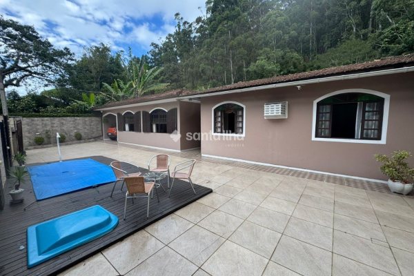 Casa à venda com 400m², 6 quartos, 1 suíte, 2 vagas no bairro Pântano do Sul em Florianópolis