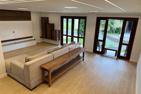 Casa em Condomínio à venda com 304m², 5 quartos, 1 suíte, 3 vagas no bairro Campeche em Florianópolis