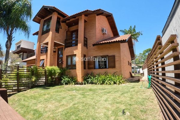 Casa em Condomínio para alugar ou comprar com 230m², 4 quartos, 3 suítes, 4 vagas no bairro Rio Tavares em Florianópolis