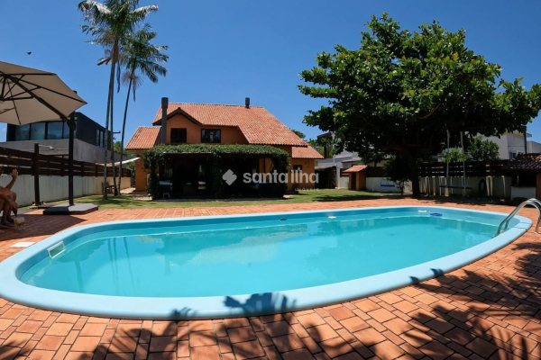 Casa em Condomínio para alugar ou comprar com 230m², 4 quartos, 3 suítes, 4 vagas no bairro Rio Tavares em Florianópolis
