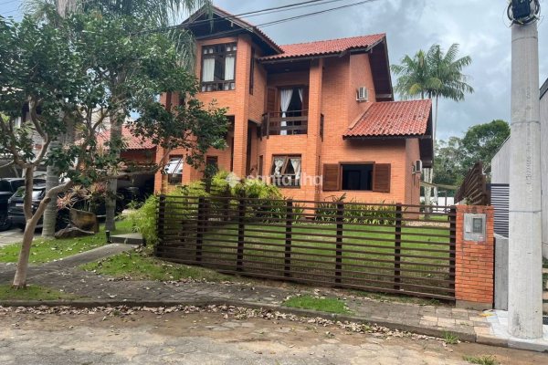Casa em Condomínio para alugar ou comprar com 230m², 4 quartos, 3 suítes, 4 vagas no bairro Rio Tavares em Florianópolis