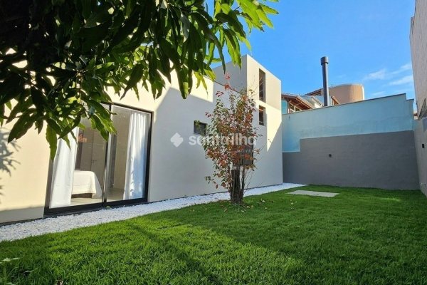 Casa à venda com 179m², 3 quartos, 1 suíte, 2 vagas no bairro Carianos em Florianópolis