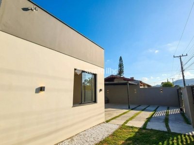 Casa à venda com 179m², 3 quartos, 1 suíte, 2 vagas no bairro Carianos em Florianópolis - Foto 3