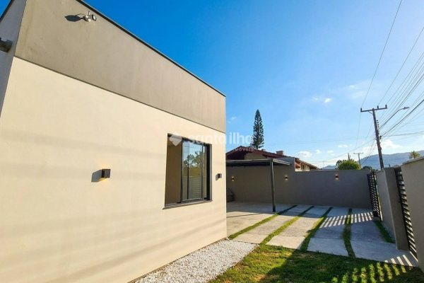 Casa à venda com 179m², 3 quartos, 1 suíte, 2 vagas no bairro Carianos em Florianópolis