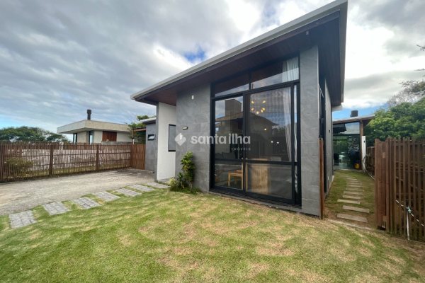 Casa em Condomínio para alugar ou comprar com 265m², 3 quartos, 3 suítes, 2 vagas no bairro Morro das Pedras em Florianópolis