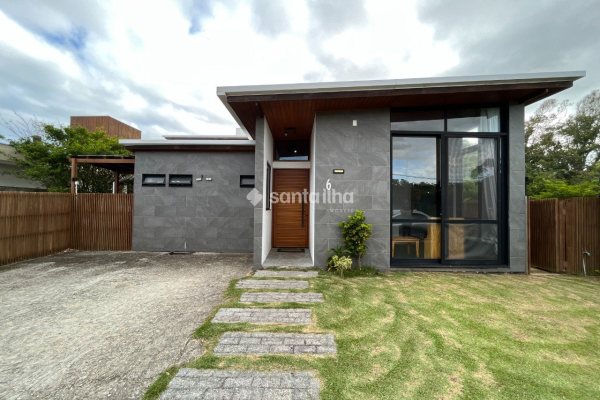 Casa em Condomínio para alugar ou comprar com 265m², 3 quartos, 3 suítes, 2 vagas no bairro Morro das Pedras em Florianópolis