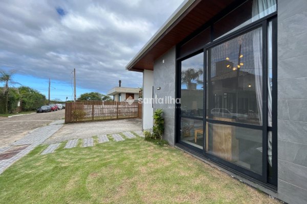 Casa em Condomínio para alugar ou comprar com 265m², 3 quartos, 3 suítes, 2 vagas no bairro Morro das Pedras em Florianópolis