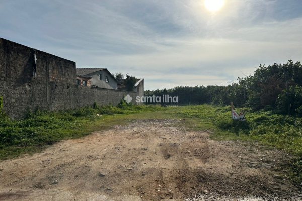 Terreno à venda com 360m², 1 quarto, 4 vagas no bairro Carianos em Florianópolis