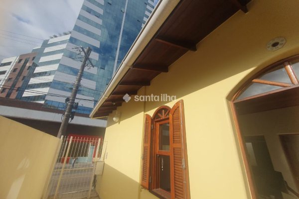 Casa à venda com 150m², 3 quartos, 1 vaga no bairro Centro em Florianópolis
