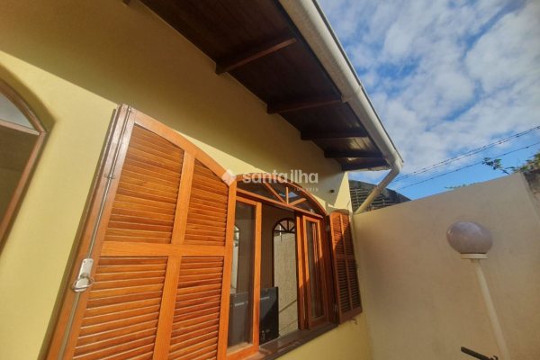Casa à venda com 150m², 3 quartos, 1 vaga no bairro Centro em Florianópolis