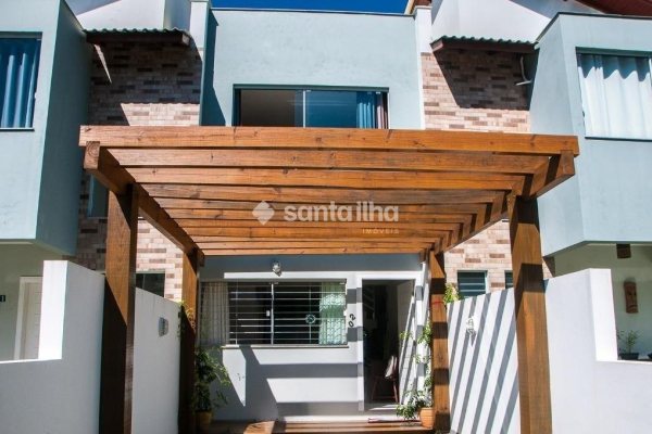 Casa para alugar com 119m², 3 quartos, 3 suítes, 1 vaga no bairro Campeche em Florianópolis