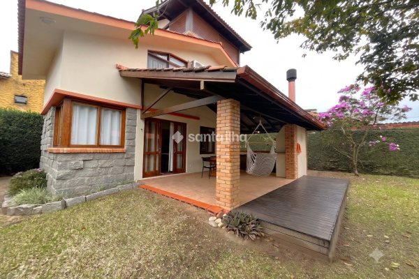 Casa para alugar com 166m², 3 quartos, 1 suíte, 2 vagas no bairro Campeche em Florianópolis