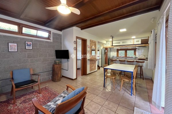 Casa para alugar com 166m², 3 quartos, 1 suíte, 2 vagas no bairro Campeche em Florianópolis
