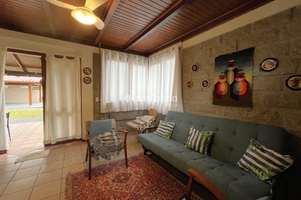Casa para alugar com 166m², 3 quartos, 1 suíte, 2 vagas no bairro Campeche em Florianópolis