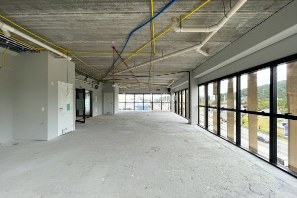 Sala/Conjunto para alugar com 142m², 1 vaga no bairro Campeche em Florianópolis