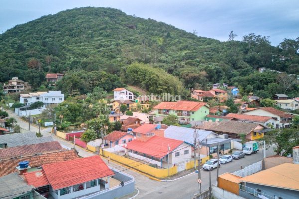 Terreno à venda com 450m² no bairro Sambaqui em Florianópolis