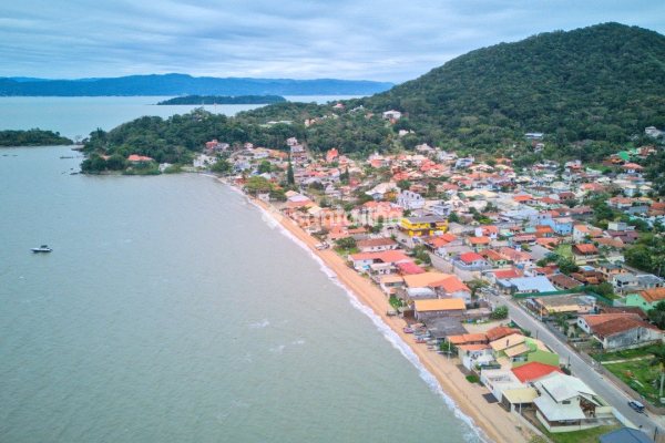 Terreno à venda com 450m² no bairro Sambaqui em Florianópolis