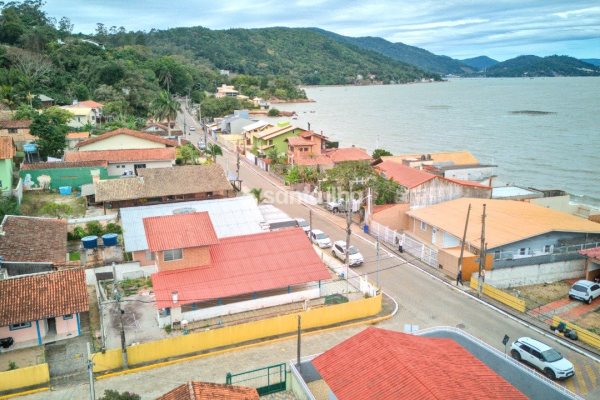 Terreno à venda com 450m² no bairro Sambaqui em Florianópolis