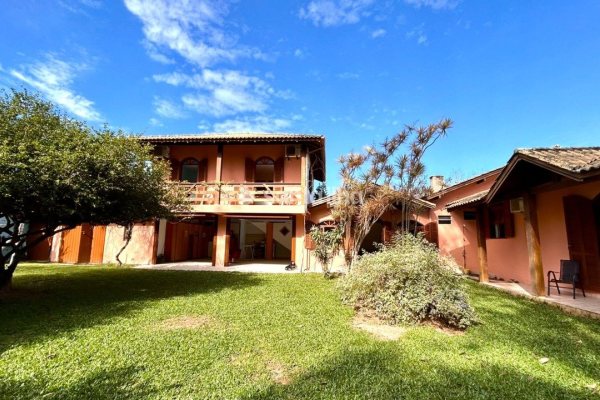Casa à venda com 362m², 4 quartos, 4 suítes, 2 vagas no bairro Campeche em Florianópolis