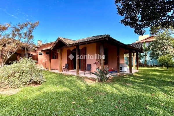 Casa à venda com 362m², 4 quartos, 4 suítes, 2 vagas no bairro Campeche em Florianópolis