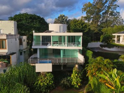 Casa à venda com 546m², 4 quartos, 2 suítes, 2 vagas no bairro Lagoa da Conceição em Florianópolis - Foto 2