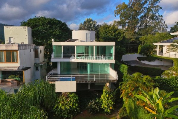 Casa à venda com 546m², 4 quartos, 2 suítes, 2 vagas no bairro Lagoa da Conceição em Florianópolis