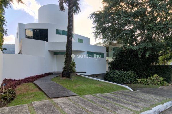 Casa à venda com 546m², 4 quartos, 2 suítes, 2 vagas no bairro Lagoa da Conceição em Florianópolis