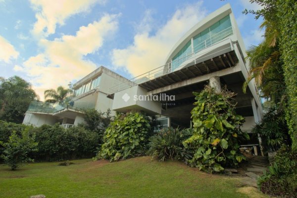 Casa à venda com 546m², 4 quartos, 2 suítes, 2 vagas no bairro Lagoa da Conceição em Florianópolis