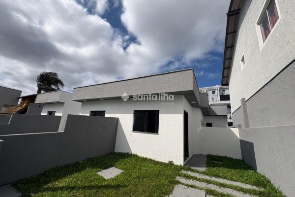 Casa à venda com 68m², 2 quartos, 1 suíte, 1 vaga no bairro Campeche em Florianópolis