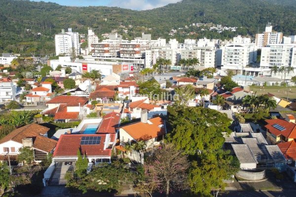 Casa à venda com 308m², 4 quartos, 2 suítes, 4 vagas no bairro Santa Monica/Anchieta em Florianópolis