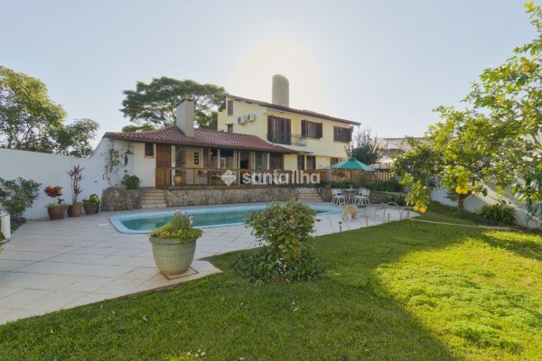 Casa à venda com 308m², 4 quartos, 2 suítes, 4 vagas no bairro Santa Monica/Anchieta em Florianópolis