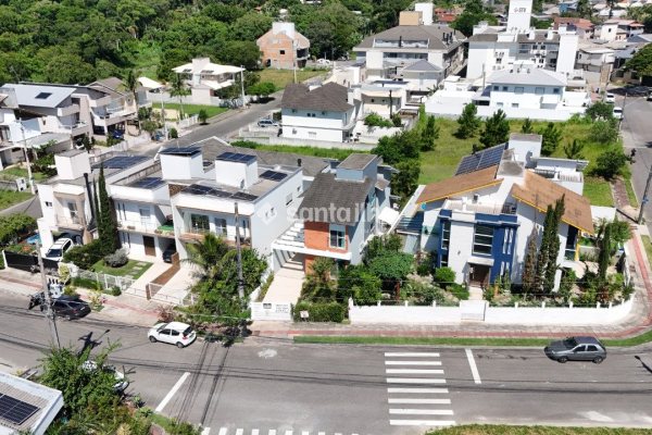 Casa à venda com 173m², 3 quartos, 3 suítes, 2 vagas no bairro Cachoeira do Bom Jesus em Florianópolis