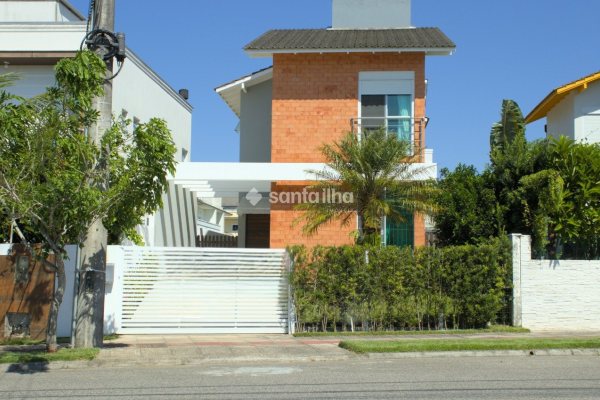 Casa à venda com 173m², 3 quartos, 3 suítes, 2 vagas no bairro Cachoeira do Bom Jesus em Florianópolis