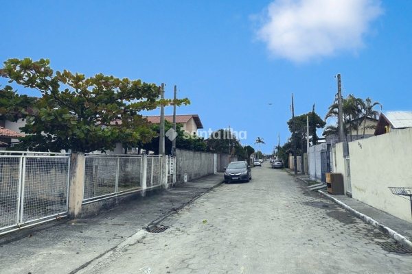Casa à venda com 150m², 4 quartos, 2 vagas no bairro Carianos em Florianópolis