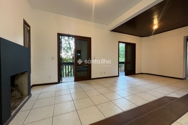 Casa para alugar com 200m², 3 quartos, 1 suíte, 2 vagas no bairro Lagoa da Conceição em Florianopolis