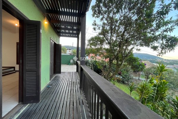 Casa para alugar com 200m², 3 quartos, 1 suíte, 2 vagas no bairro Lagoa da Conceição em Florianopolis