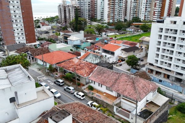 Terreno à venda com 310m² no bairro Agronômica em Florianópolis