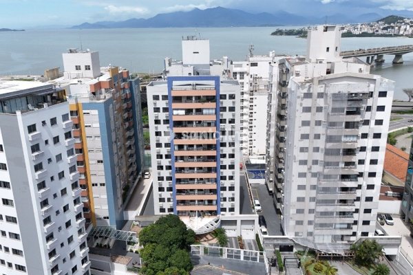 Apartamento à venda com 81m², 3 quartos, 1 suíte, 1 vaga no bairro Centro em Florianopolis