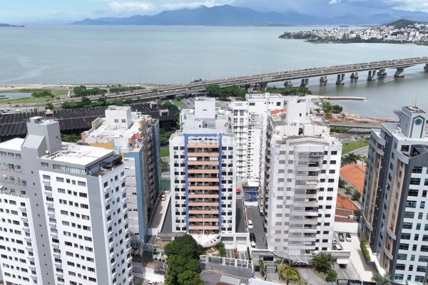 Apartamento à venda com 81m², 3 quartos, 1 suíte, 1 vaga no bairro Centro em Florianopolis