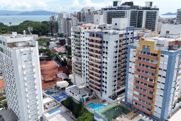 Apartamento à venda com 81m², 3 quartos, 1 suíte, 1 vaga no bairro Centro em Florianopolis